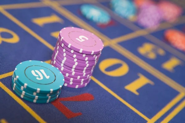Auto Roulette wheel and betting layout on intogel live-dealer studio